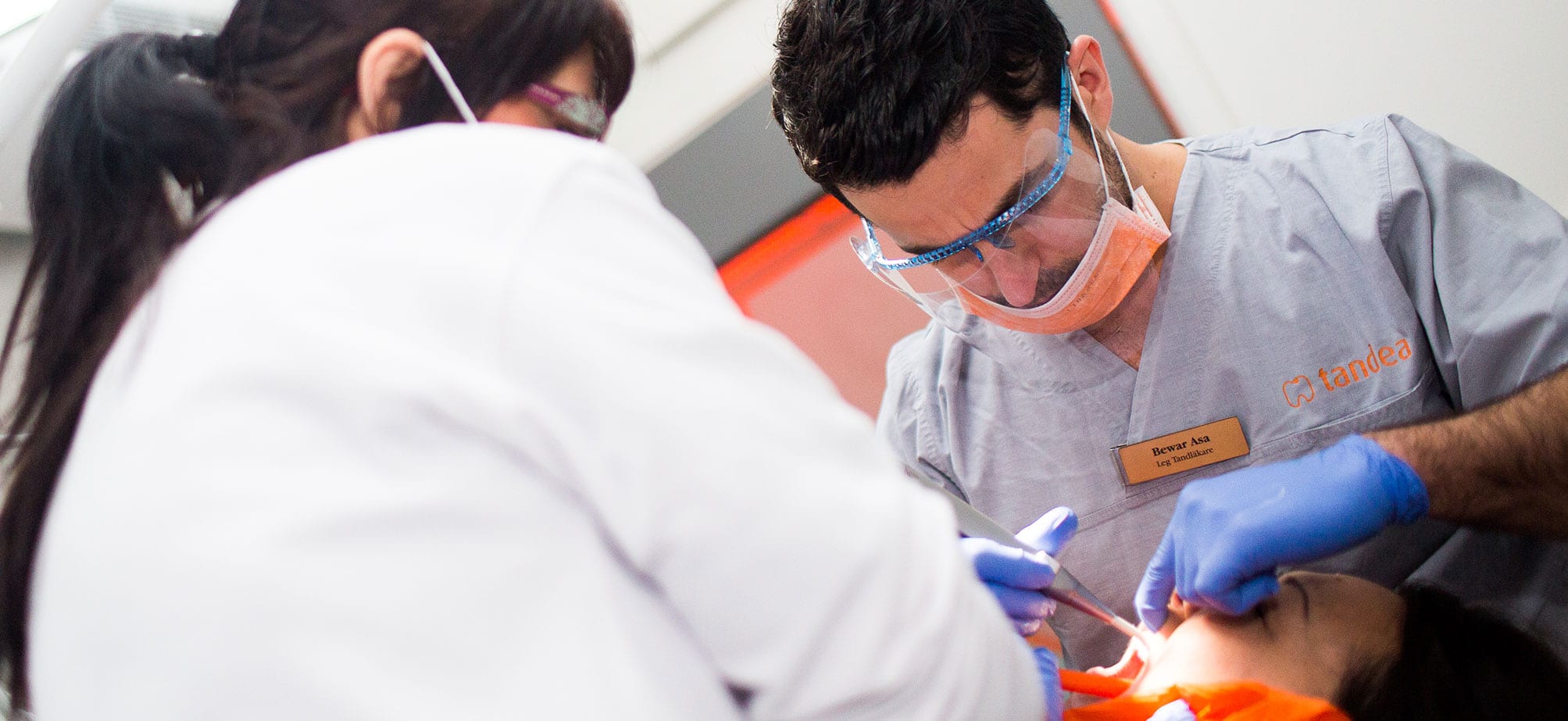 Tandläkare utför rotfyllning på patient