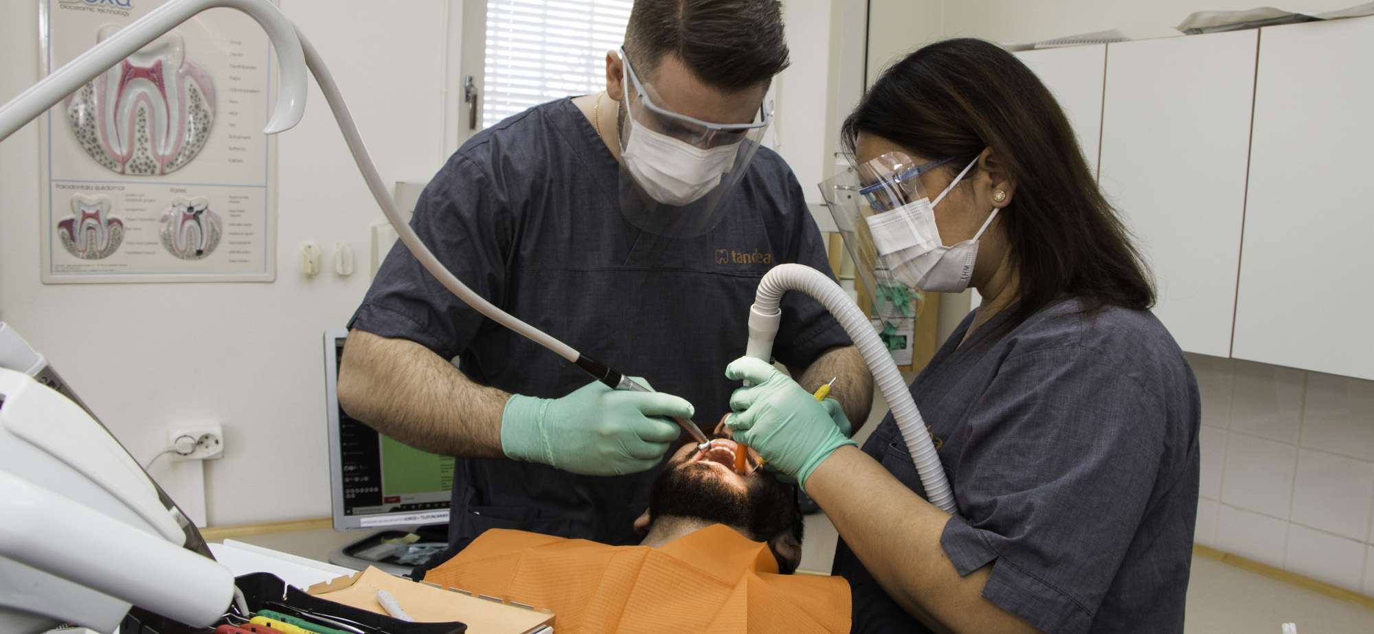 IMG_5208 Tandläkare som utför behandling inom allmäntandvård
