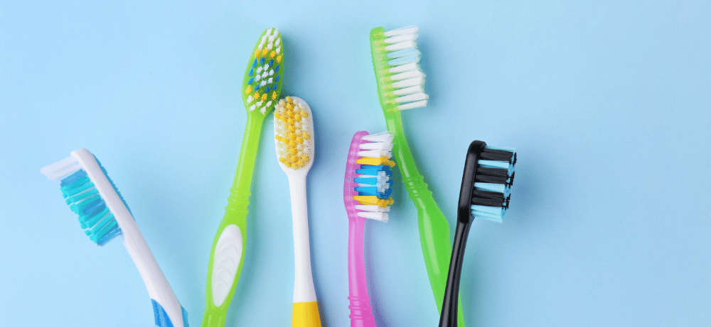 En blandning av mjuk och hård tandborste