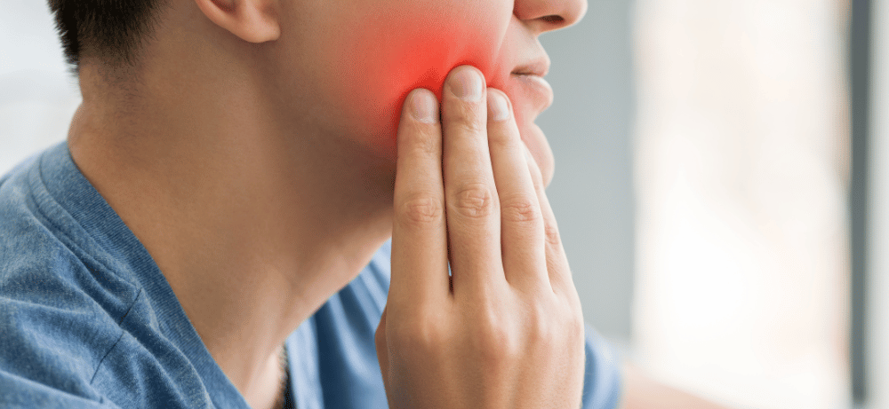 Man som har ont i visdomständer