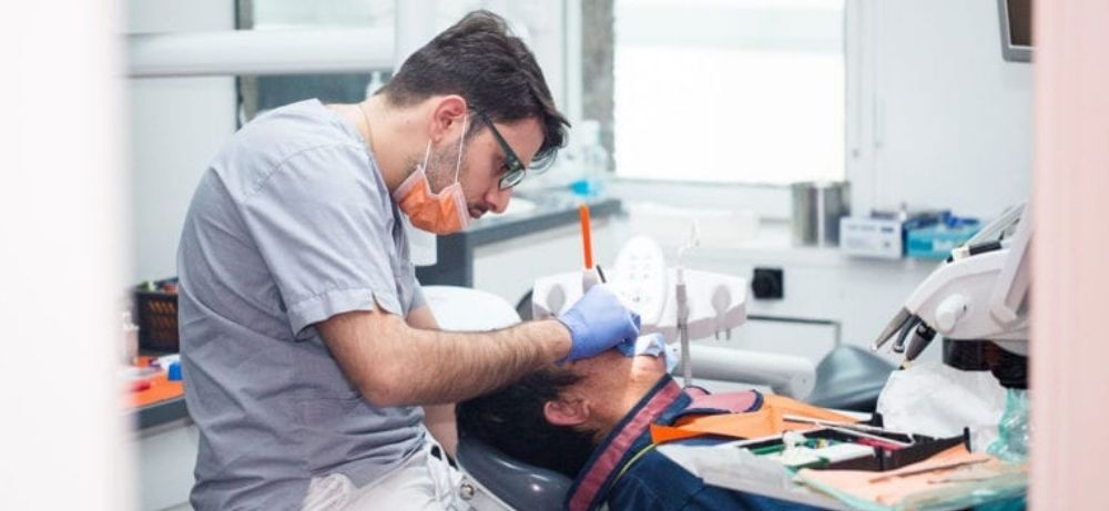 tandläkare som utför behandling inom akut tandvård
