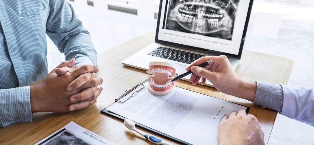 Tandläkare går igenom processen för skalfasader Tandläkare går igenom processen för skalfasader